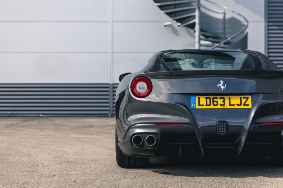 Детали экстерьера Ferrari F12berlinetta 2014 года  (UK) (фото 206 из 276)